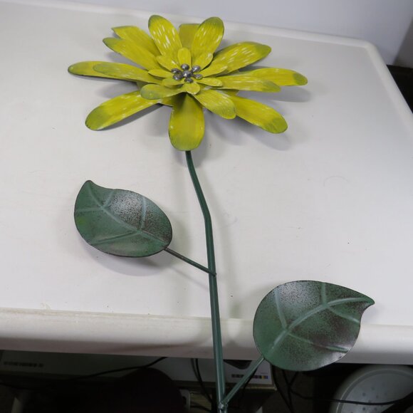Yellow Flower Metal Yard Decor Stake all metal (no moving parts) - Picture 2 of 13